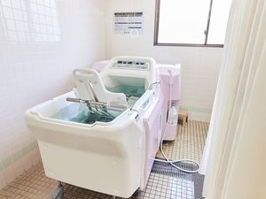 機械浴槽のある浴室  
