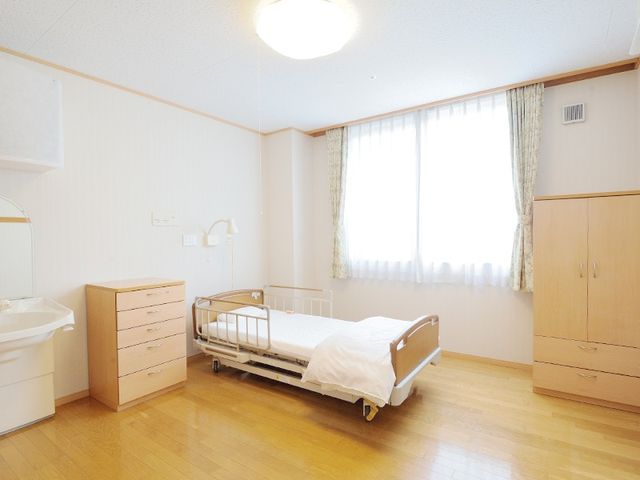 明るい居室 居室 自然光がたっぷり入る居室は、清潔感があり落ち着いた雰囲気です。家具も収納に便利です。
