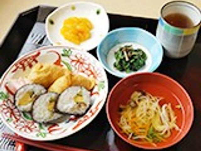 健康的な食事例 食堂 栄養バランスを考えた食事をご提供しています。季節の食材を使ったメニューも楽しめます。