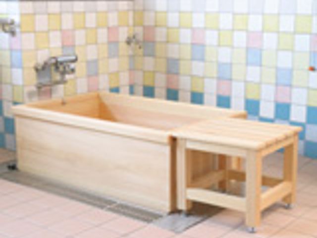 木製の設備がある浴室 浴室 木製の浴槽が印象的で、リラックスできる温もりある空間です。色とりどりのタイルが和やかさを演出しています。