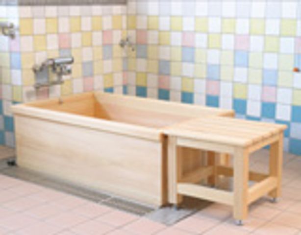 木製の設備がある浴室 浴室 木製の浴槽が印象的で、リラックスできる温もりある空間です。色とりどりのタイルが和やかさを演出しています。
