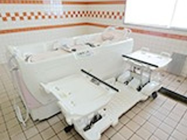 機能的な浴室 浴室 自然光が差し込む明るい浴室です。安全で機能的な設備が整っており、働きやすさを感じられます。