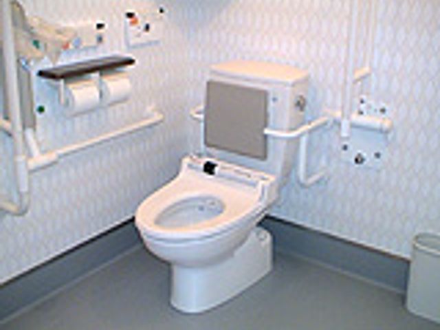 安全バリアフリートイレ トイレ 手すり付きで安全に配慮されたトイレです。介護が必要な方の利用を考慮した設計です。