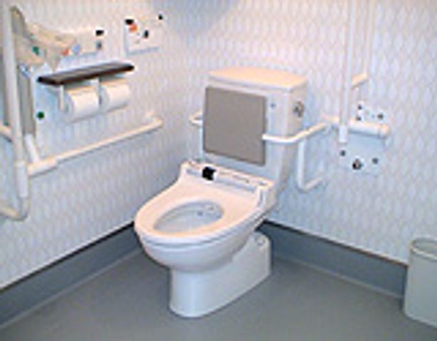 安全バリアフリートイレ トイレ 手すり付きで安全に配慮されたトイレです。介護が必要な方の利用を考慮した設計です。