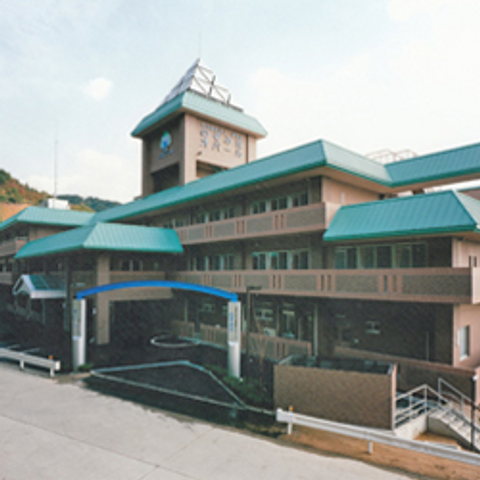 広々とした建物外観