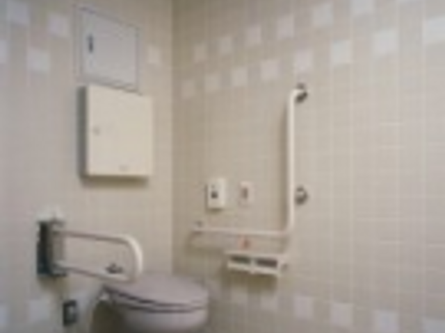 手すり付きトイレ トイレ 安全に配慮した手すり付きのトイレです。車椅子使用者にも優しい設計になっています。