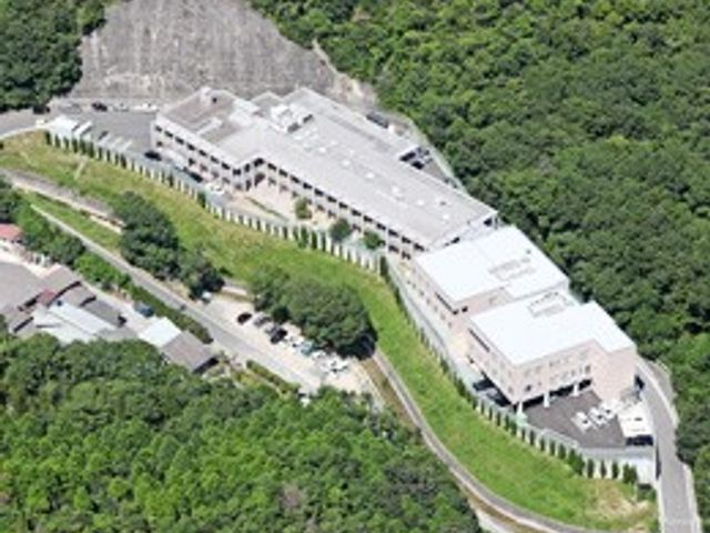 広々とした建物の外観 外観 緑に囲まれた静かな立地にある建物です。自然との共生を感じながら働けます。