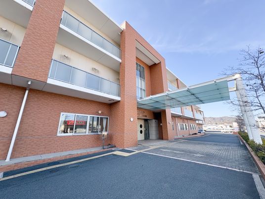 広々とした建物の外観