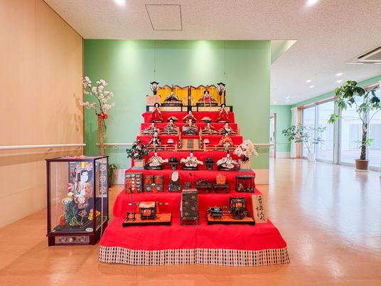 華やかな展示の廊下