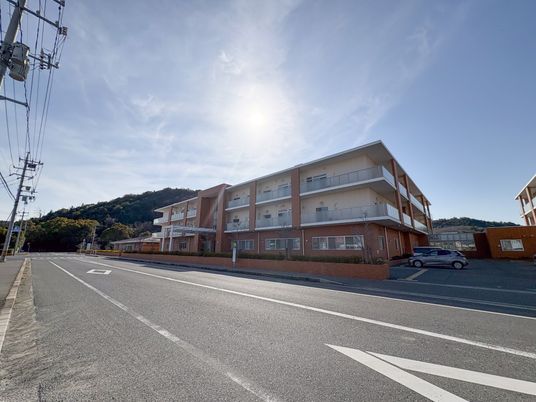 広い通り沿いの建物外観
