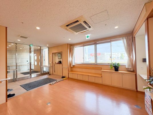 自然光あふれるエントランス