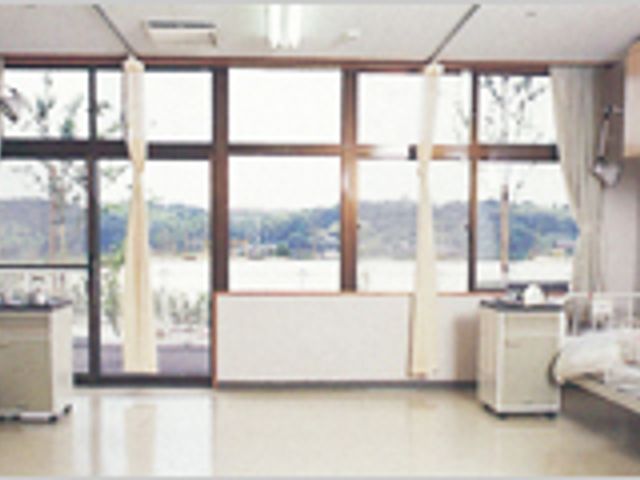 広々とした居室 居室 自然光が差し込む明るい居室です。窓から見える景色がリラックス感を高めます。
