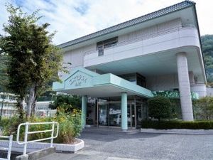 施設のエントランス外観  