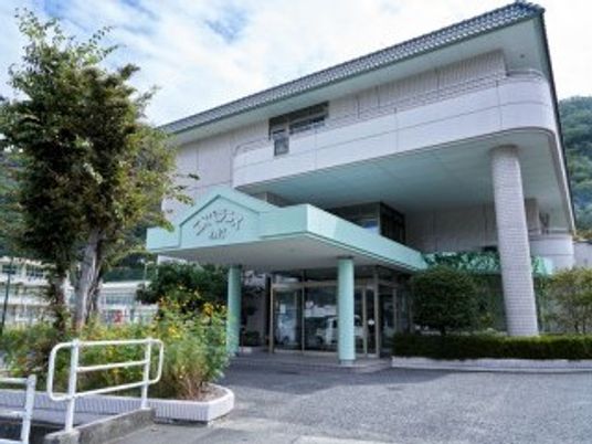 施設のエントランス外観  