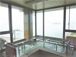 海を望む明るい空間