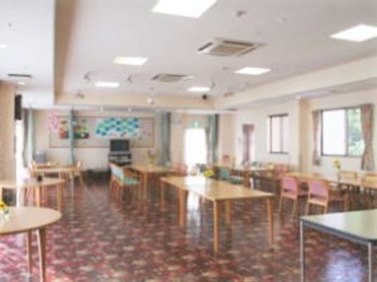 広々とした明るい食堂