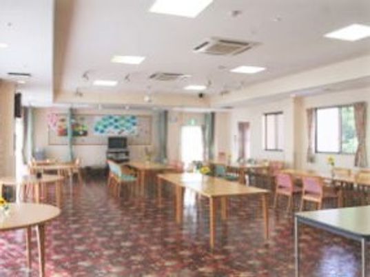 広々とした明るい食堂
