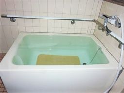 手すり付き清潔な浴室