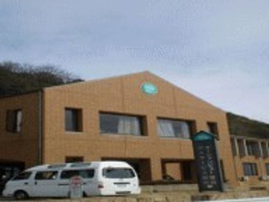 ベージュ色の建物外観