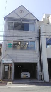 白い外観の建物
