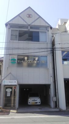 白い外観の建物
