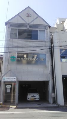 白い外観の建物