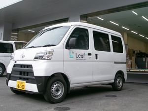 送迎車と倉庫前の出入口  