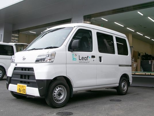 送迎車と倉庫前の出入口  