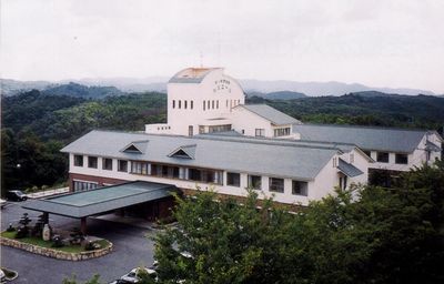 自然に囲まれた建物外観