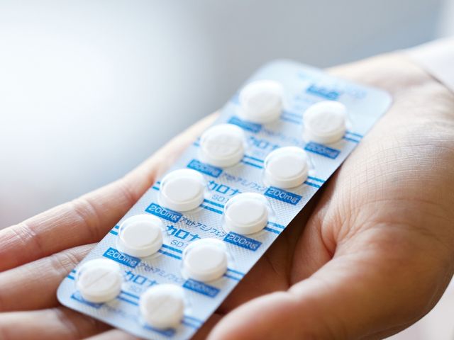 薬を持つ手 スタッフイメージ 介護の現場での薬の管理は重要です。スタッフが正確に確認しながら、お一人お一人に提供します。