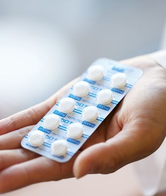 薬を持つ手