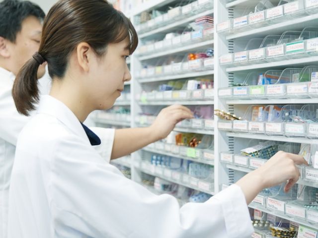 薬剤を整理する様子 スタッフイメージ 薬の管理を丁寧に行う場面です。正確さと注意力が培われる貴重な経験が得られます。