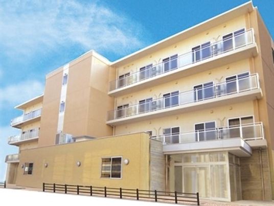 明るい日差しの外観