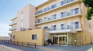 明るい外観の建物