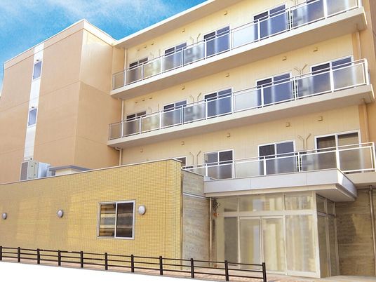 明るい外観の建物