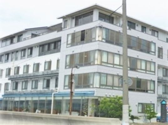 白い建物の外観