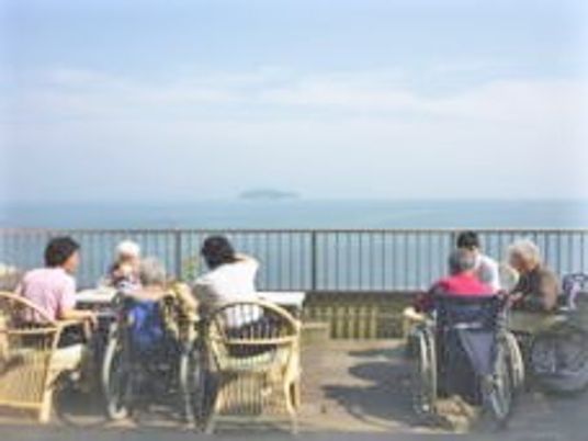 海を望むテラスで休息