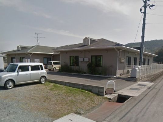 明るい一階建て建物