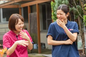 庭で話すスタッフ