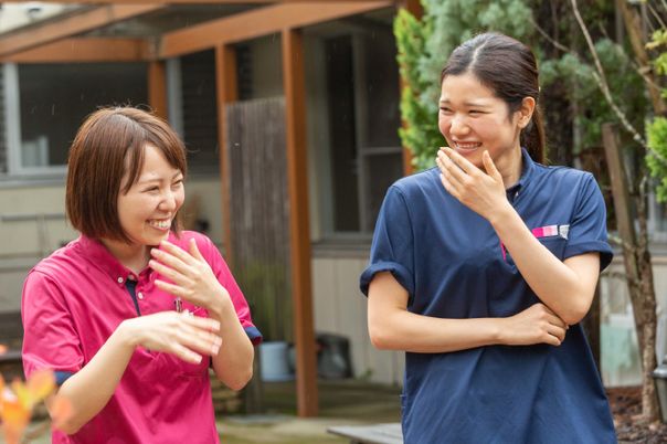 庭で話すスタッフ