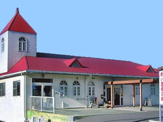 赤い屋根の建物外観  