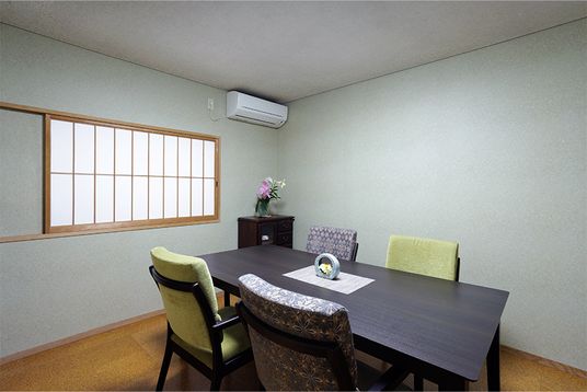 明るい廊下と窓