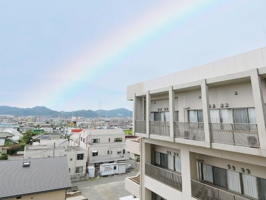 建物外観と空の眺め  