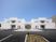 明るい白い建物の外観