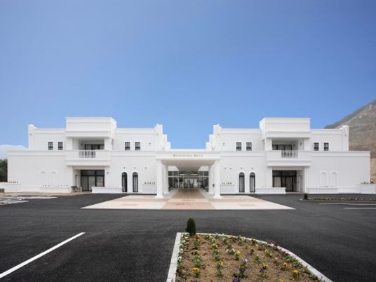 明るい白い建物の外観