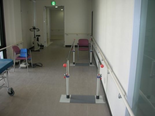 廊下の手すりと椅子