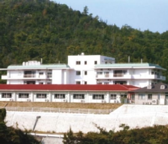 雄大な自然に囲まれた外観