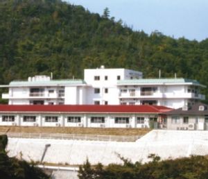 緑に囲まれた外観