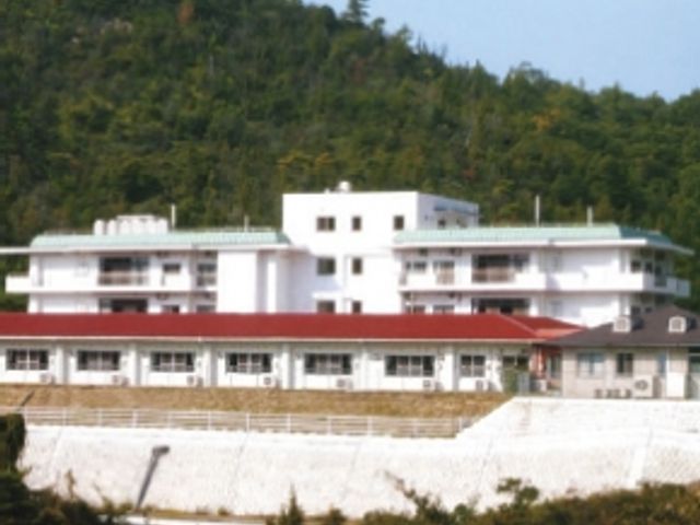 緑に囲まれた外観 外観 自然に囲まれた建物で、静かで落ち着いた環境が魅力です。