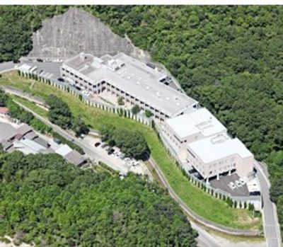 緑に囲まれた外観